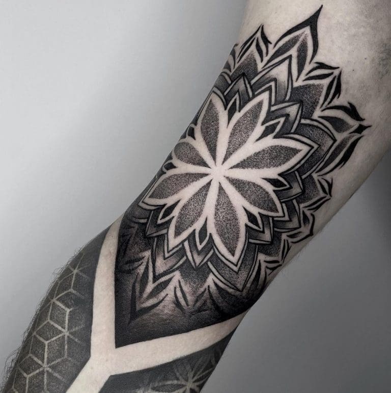 Tattoo-Stile Entdecke die Vielfalt unserer Tattoo-Stile in Berlin. Von minimalistischen Designs bis zu ausdrucksstarken Motiven hat jeder Stil seinen eigenen Charakter.