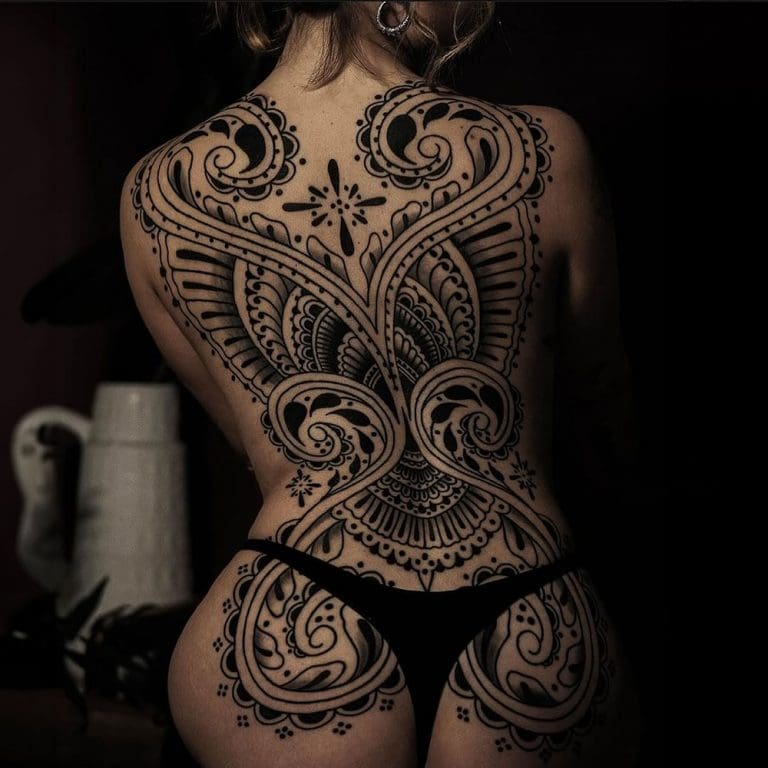 Tattoo-Stile Entdecke die Vielfalt unserer Tattoo-Stile in Berlin. Von minimalistischen Designs bis zu ausdrucksstarken Motiven hat jeder Stil seinen eigenen Charakter.