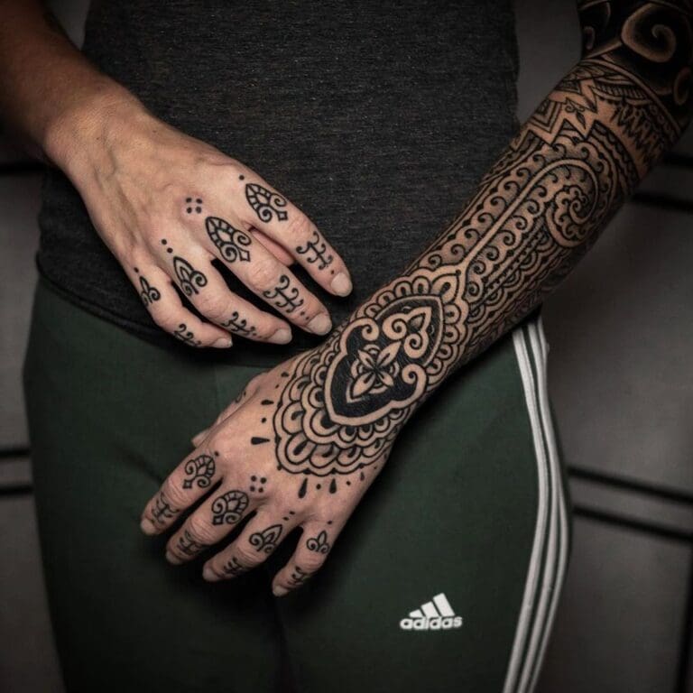 Tattoo-Stile Entdecke die Vielfalt unserer Tattoo-Stile in Berlin. Von minimalistischen Designs bis zu ausdrucksstarken Motiven hat jeder Stil seinen eigenen Charakter.