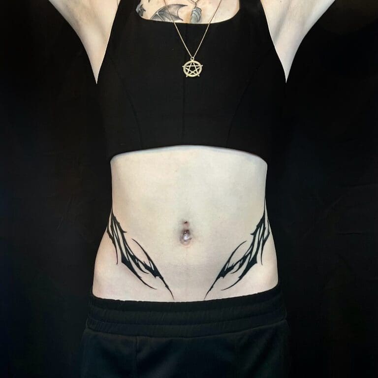 Tattoo-Stile Entdecke die Vielfalt unserer Tattoo-Stile in Berlin. Von minimalistischen Designs bis zu ausdrucksstarken Motiven hat jeder Stil seinen eigenen Charakter.