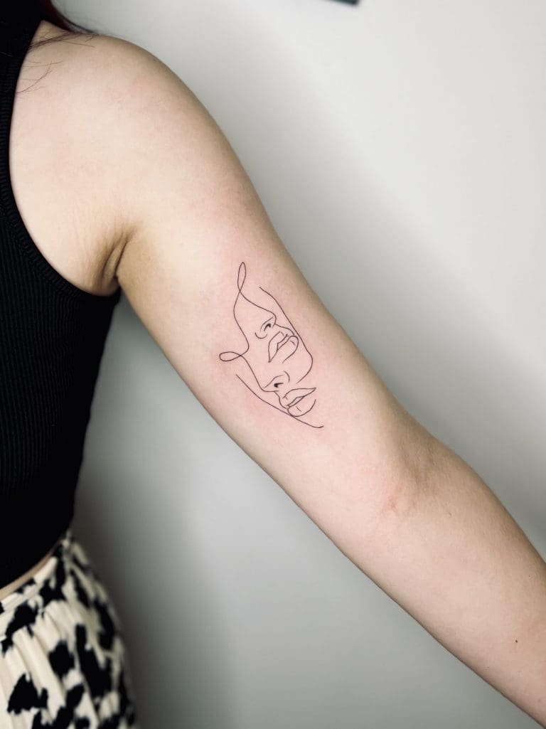 Tattoo-Stile Entdecke die Vielfalt unserer Tattoo-Stile in Berlin. Von minimalistischen Designs bis zu ausdrucksstarken Motiven hat jeder Stil seinen eigenen Charakter.