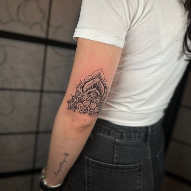 Tattoo-Stile Entdecke die Vielfalt unserer Tattoo-Stile in Berlin. Von minimalistischen Designs bis zu ausdrucksstarken Motiven hat jeder Stil seinen eigenen Charakter.
