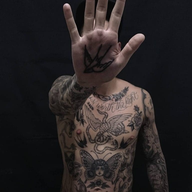 Tattoo-Stile Entdecke die Vielfalt unserer Tattoo-Stile in Berlin. Von minimalistischen Designs bis zu ausdrucksstarken Motiven hat jeder Stil seinen eigenen Charakter.