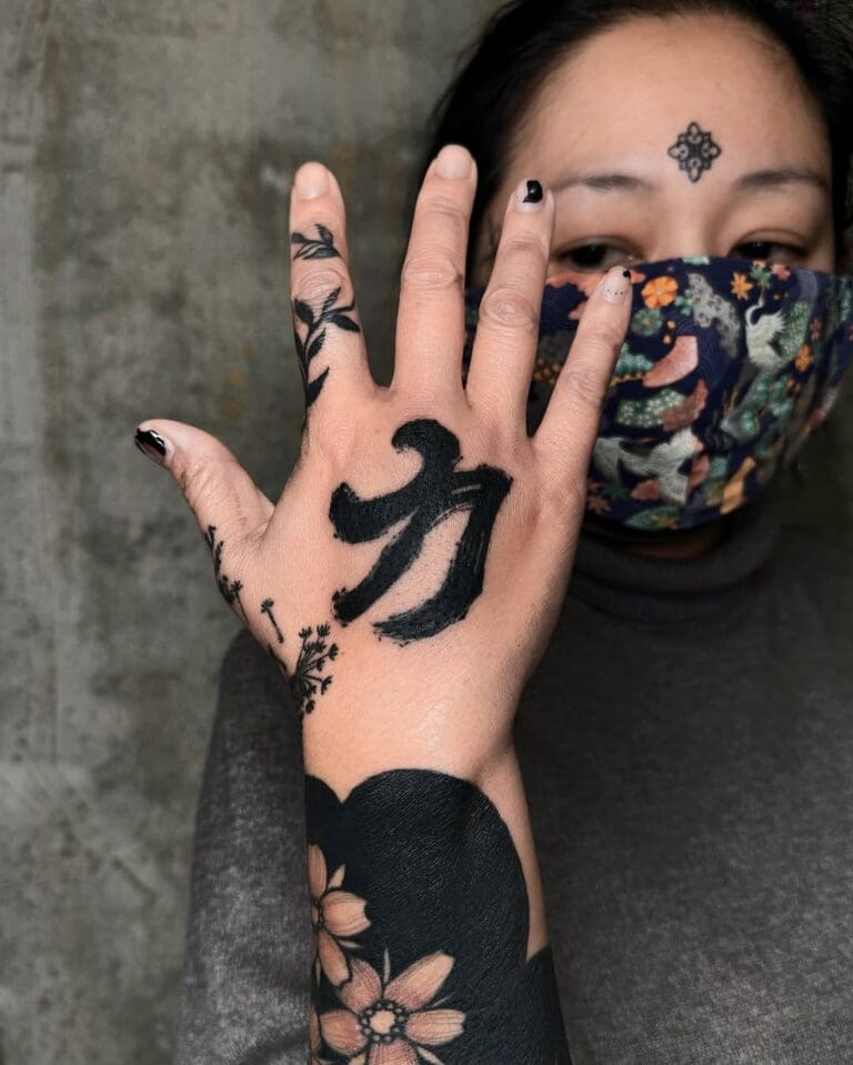 Tattoo-Stile Entdecke die Vielfalt unserer Tattoo-Stile in Berlin. Von minimalistischen Designs bis zu ausdrucksstarken Motiven hat jeder Stil seinen eigenen Charakter.