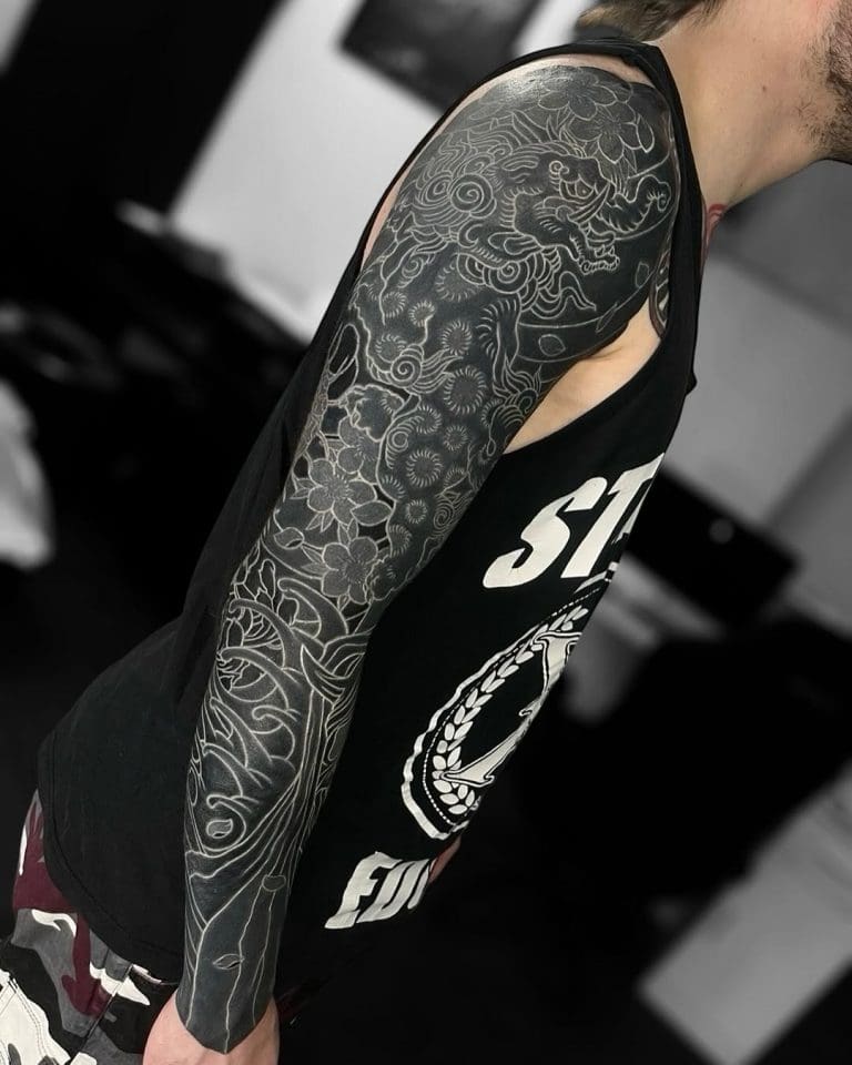 Tattoo-Stile Entdecke die Vielfalt unserer Tattoo-Stile in Berlin. Von minimalistischen Designs bis zu ausdrucksstarken Motiven hat jeder Stil seinen eigenen Charakter.