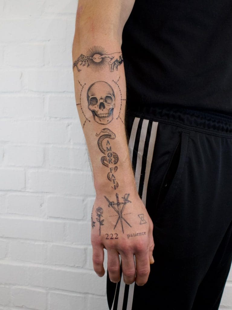 Tattoo-Stile Entdecke die Vielfalt unserer Tattoo-Stile in Berlin. Von minimalistischen Designs bis zu ausdrucksstarken Motiven hat jeder Stil seinen eigenen Charakter.
