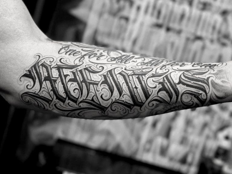 Tattoo-Stile Entdecke die Vielfalt unserer Tattoo-Stile in Berlin. Von minimalistischen Designs bis zu ausdrucksstarken Motiven hat jeder Stil seinen eigenen Charakter.