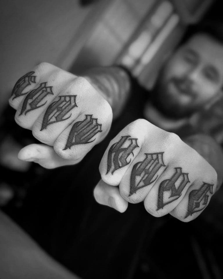 Tattoo-Stile Entdecke die Vielfalt unserer Tattoo-Stile in Berlin. Von minimalistischen Designs bis zu ausdrucksstarken Motiven hat jeder Stil seinen eigenen Charakter.