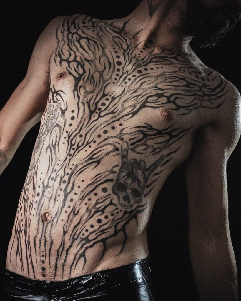 Künstler Willkommen in unserem Kollektiv erfahrener Tätowierer und Künstler aus aller Welt. Unser Expertenteam legt großen Wert darauf, in all unseren Studios eine warme, professionelle und einladende Atmosphäre zu schaffen, damit du dich während des gesamten Tattoo-Prozesses sicher und wohl fühlst.