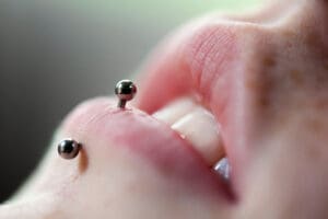 Piercing Unser erfahrenes Team kombiniert handwerkliche Präzision mit Geduld und Feingefühl. So entsteht ein Piercing-Erlebnis, das professionell, entspannt und ganz auf dich zugeschnitten ist.