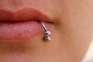 Piercing Unser erfahrenes Team kombiniert handwerkliche Präzision mit Geduld und Feingefühl. So entsteht ein Piercing-Erlebnis, das professionell, entspannt und ganz auf dich zugeschnitten ist.