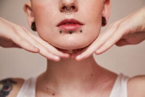 Piercing Unser erfahrenes Team kombiniert handwerkliche Präzision mit Geduld und Feingefühl. So entsteht ein Piercing-Erlebnis, das professionell, entspannt und ganz auf dich zugeschnitten ist.