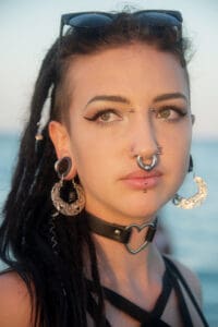 Piercing Unser erfahrenes Team kombiniert handwerkliche Präzision mit Geduld und Feingefühl. So entsteht ein Piercing-Erlebnis, das professionell, entspannt und ganz auf dich zugeschnitten ist.