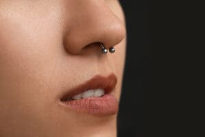 Piercing Unser erfahrenes Team kombiniert handwerkliche Präzision mit Geduld und Feingefühl. So entsteht ein Piercing-Erlebnis, das professionell, entspannt und ganz auf dich zugeschnitten ist.