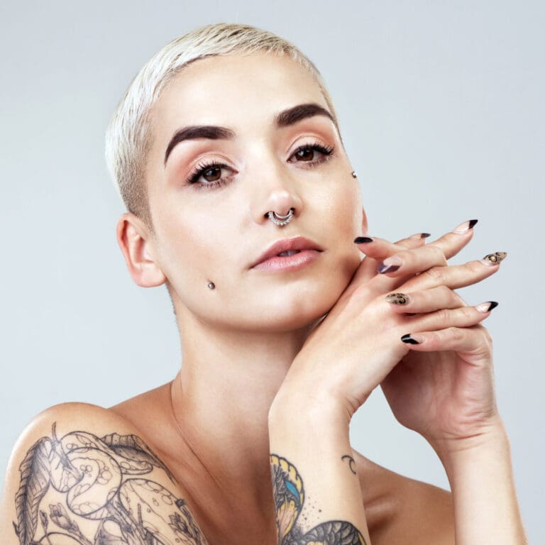 Tattoo-Stile Entdecke die Vielfalt unserer Tattoo-Stile in Berlin. Von minimalistischen Designs bis zu ausdrucksstarken Motiven hat jeder Stil seinen eigenen Charakter.