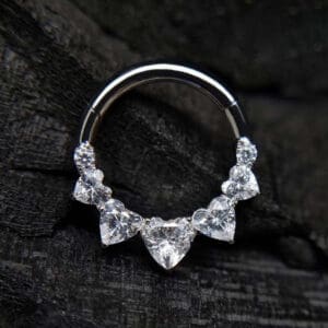 Piercing Unser erfahrenes Team kombiniert handwerkliche Präzision mit Geduld und Feingefühl. So entsteht ein Piercing-Erlebnis, das professionell, entspannt und ganz auf dich zugeschnitten ist.