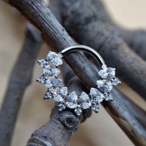 Piercing Unser erfahrenes Team kombiniert handwerkliche Präzision mit Geduld und Feingefühl. So entsteht ein Piercing-Erlebnis, das professionell, entspannt und ganz auf dich zugeschnitten ist.