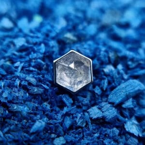 Piercing Unser erfahrenes Team kombiniert handwerkliche Präzision mit Geduld und Feingefühl. So entsteht ein Piercing-Erlebnis, das professionell, entspannt und ganz auf dich zugeschnitten ist.