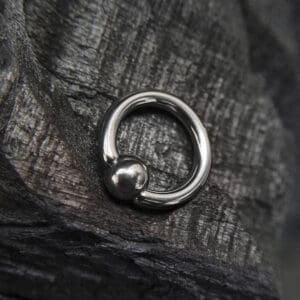 Piercing Unser erfahrenes Team kombiniert handwerkliche Präzision mit Geduld und Feingefühl. So entsteht ein Piercing-Erlebnis, das professionell, entspannt und ganz auf dich zugeschnitten ist.