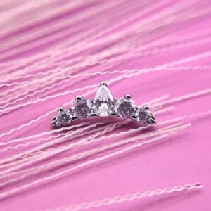 Piercing Unser erfahrenes Team kombiniert handwerkliche Präzision mit Geduld und Feingefühl. So entsteht ein Piercing-Erlebnis, das professionell, entspannt und ganz auf dich zugeschnitten ist.