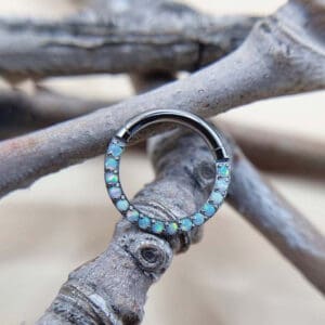 Piercing Unser erfahrenes Team kombiniert handwerkliche Präzision mit Geduld und Feingefühl. So entsteht ein Piercing-Erlebnis, das professionell, entspannt und ganz auf dich zugeschnitten ist.