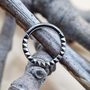 Piercing Unser erfahrenes Team kombiniert handwerkliche Präzision mit Geduld und Feingefühl. So entsteht ein Piercing-Erlebnis, das professionell, entspannt und ganz auf dich zugeschnitten ist.