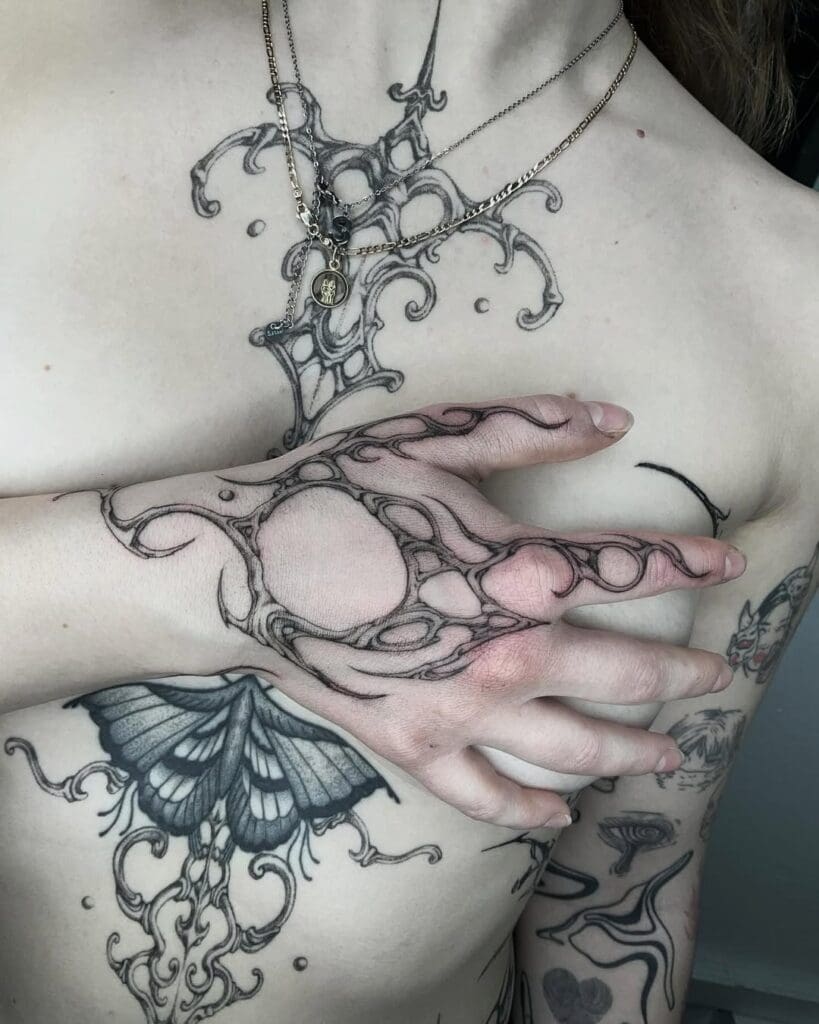 Künstler Willkommen in unserem Kollektiv erfahrener Tätowierer und Künstler aus aller Welt. Unser Expertenteam legt großen Wert darauf, in all unseren Studios eine warme, professionelle und einladende Atmosphäre zu schaffen, damit du dich während des gesamten Tattoo-Prozesses sicher und wohl fühlst.