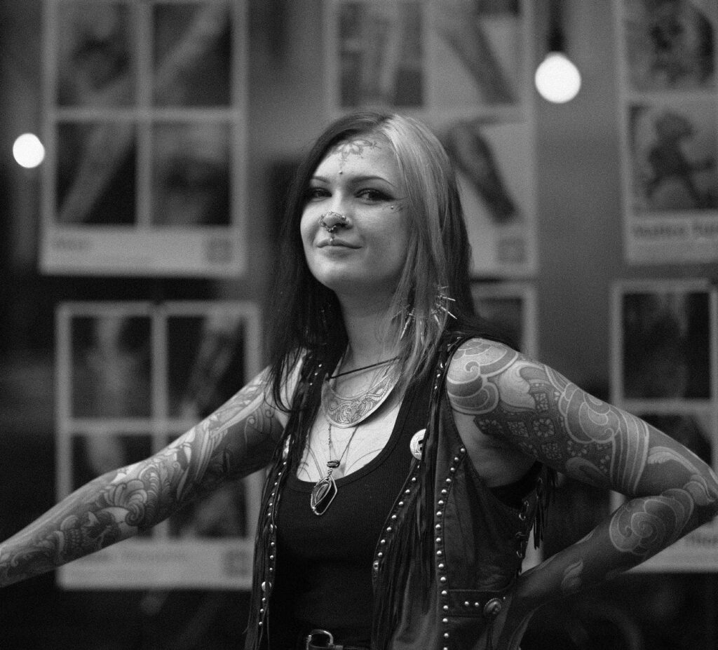 Künstler Willkommen in unserem Kollektiv erfahrener Tätowierer und Künstler aus aller Welt. Unser Expertenteam legt großen Wert darauf, in all unseren Studios eine warme, professionelle und einladende Atmosphäre zu schaffen, damit du dich während des gesamten Tattoo-Prozesses sicher und wohl fühlst.