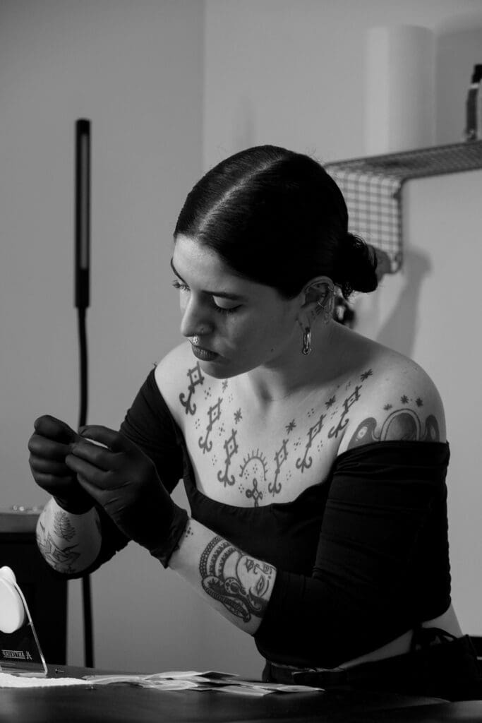 Künstler Willkommen in unserem Kollektiv erfahrener Tätowierer und Künstler aus aller Welt. Unser Expertenteam legt großen Wert darauf, in all unseren Studios eine warme, professionelle und einladende Atmosphäre zu schaffen, damit du dich während des gesamten Tattoo-Prozesses sicher und wohl fühlst.