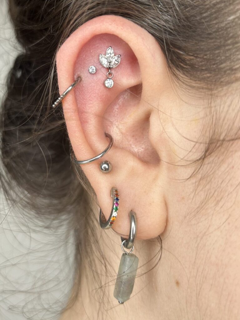 Künstler Willkommen in unserem Kollektiv erfahrener Tätowierer und Künstler aus aller Welt. Unser Expertenteam legt großen Wert darauf, in all unseren Studios eine warme, professionelle und einladende Atmosphäre zu schaffen, damit du dich während des gesamten Tattoo-Prozesses sicher und wohl fühlst.