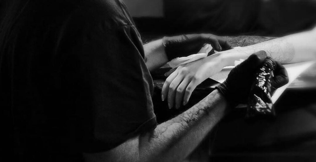 Frisches Tattoo nach dem Stechen – Tipps zur Tattoo Nachsorge und Heilung