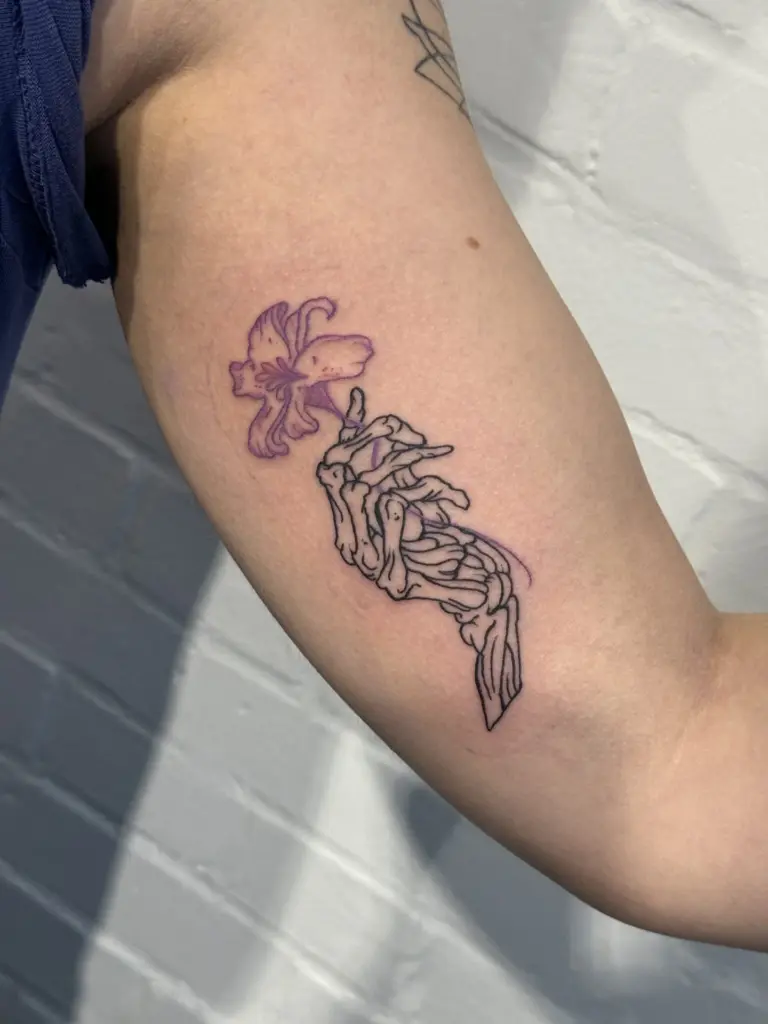Tattoo-Stile Entdecke die Vielfalt unserer Tattoo-Stile in Berlin. Von minimalistischen Designs bis zu ausdrucksstarken Motiven hat jeder Stil seinen eigenen Charakter.
