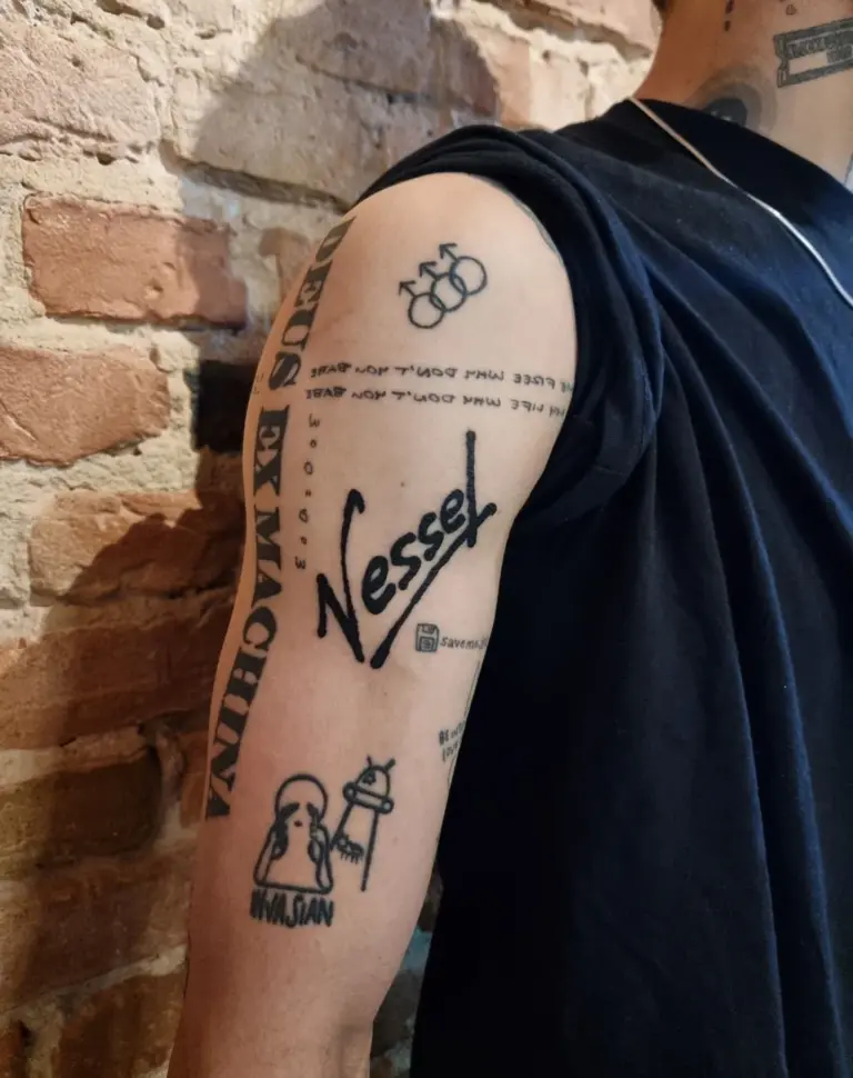 Tattoo-Stile Entdecke die Vielfalt unserer Tattoo-Stile in Berlin. Von minimalistischen Designs bis zu ausdrucksstarken Motiven hat jeder Stil seinen eigenen Charakter.