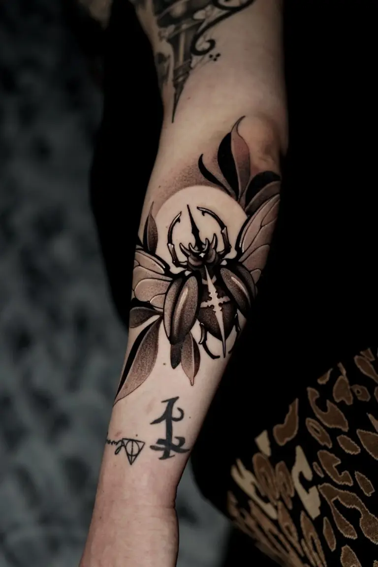 Tattoo-Stile Entdecke die Vielfalt unserer Tattoo-Stile in Berlin. Von minimalistischen Designs bis zu ausdrucksstarken Motiven hat jeder Stil seinen eigenen Charakter.