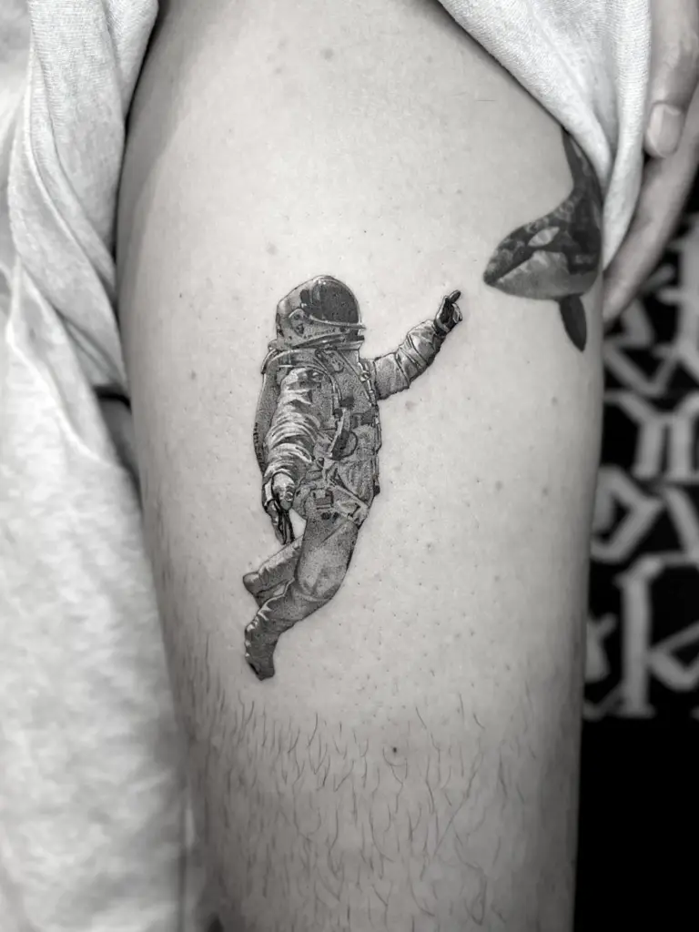 Tattoo-Stile Entdecke die Vielfalt unserer Tattoo-Stile in Berlin. Von minimalistischen Designs bis zu ausdrucksstarken Motiven hat jeder Stil seinen eigenen Charakter.