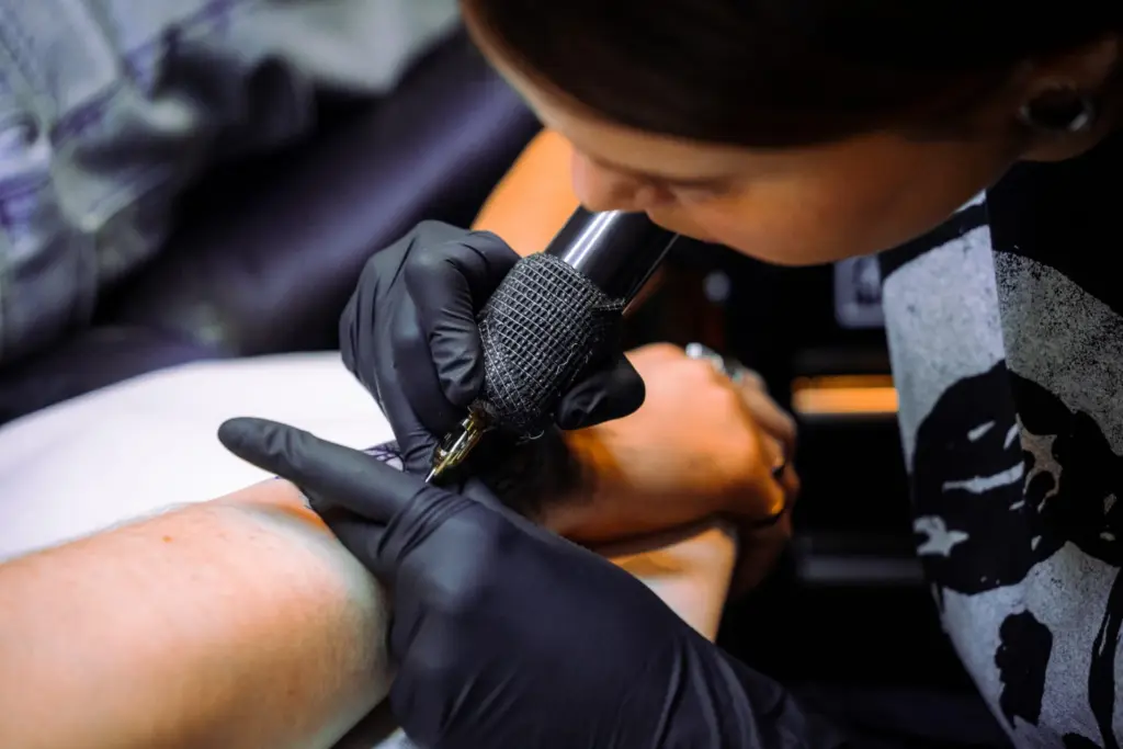 Termine Noch unsicher? Wir beraten dich kostenlos und unverbindlich. Walk-ins für kleine Tattoos sind jederzeit willkommen. Komm einfach vorbei.