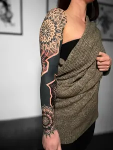 FAQ & Tipps Antworten auf häufige Fragen zu Tattoos, Piercings, Ablauf und Pflege - von ernst gemeint bis „Kann man das wirklich fragen?“.