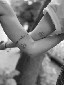 FAQ & Tipps Antworten auf häufige Fragen zu Tattoos, Piercings, Ablauf und Pflege - von ernst gemeint bis „Kann man das wirklich fragen?“.