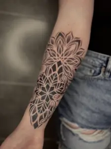 FAQ & Tipps Antworten auf häufige Fragen zu Tattoos, Piercings, Ablauf und Pflege - von ernst gemeint bis „Kann man das wirklich fragen?“.