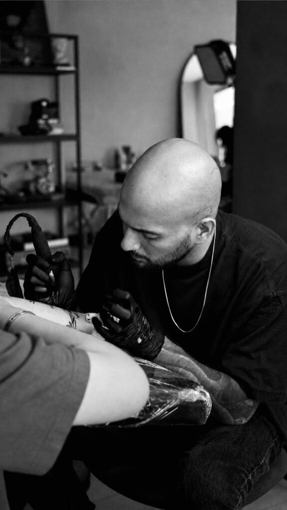 Künstler Erfahrene Tattoo Artists und Piercer aus aller Welt, vereint in einem Team. Jeder mit eigenem Stil und klarer Handschrift.